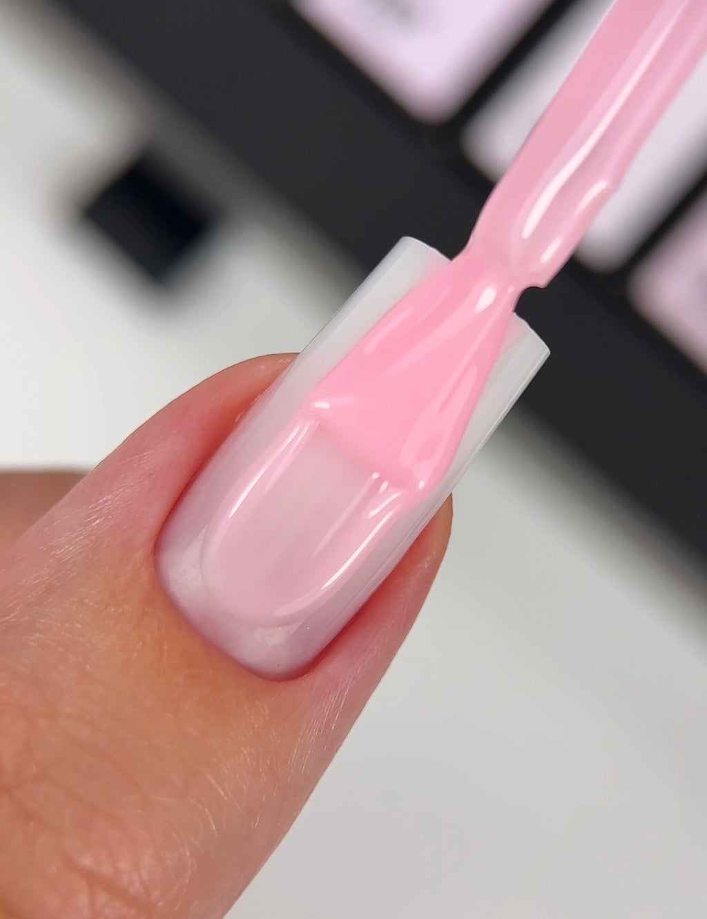 BIBLIOTEKA Cover Base Nr. 05 Bloom – Rosa Camouflage Nagelgrundierung | 10 ml