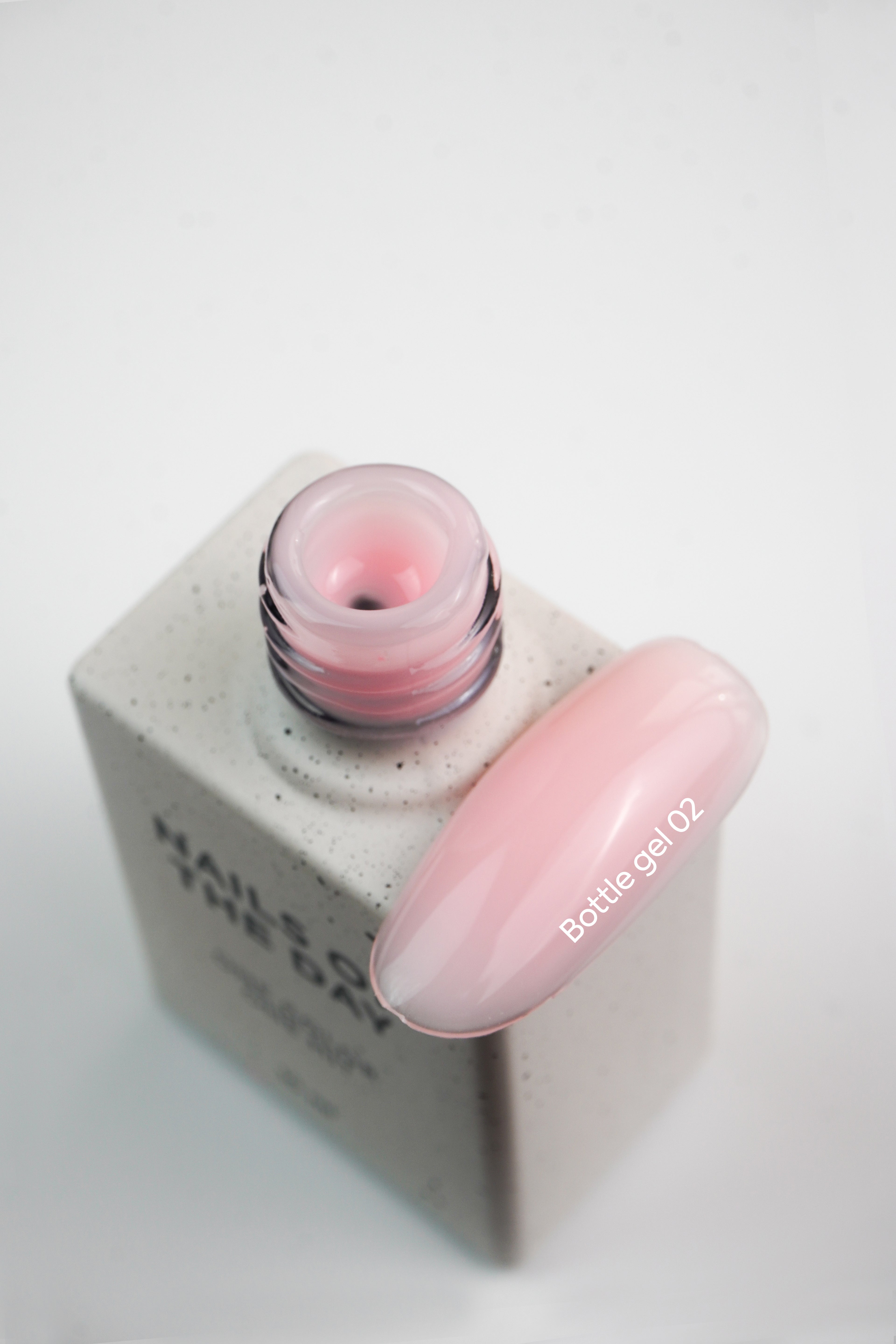 NAILSOFTHEDAY Bottle Gel 02 – hellrosa, extra starker Gel zur Nagelverstärkung.