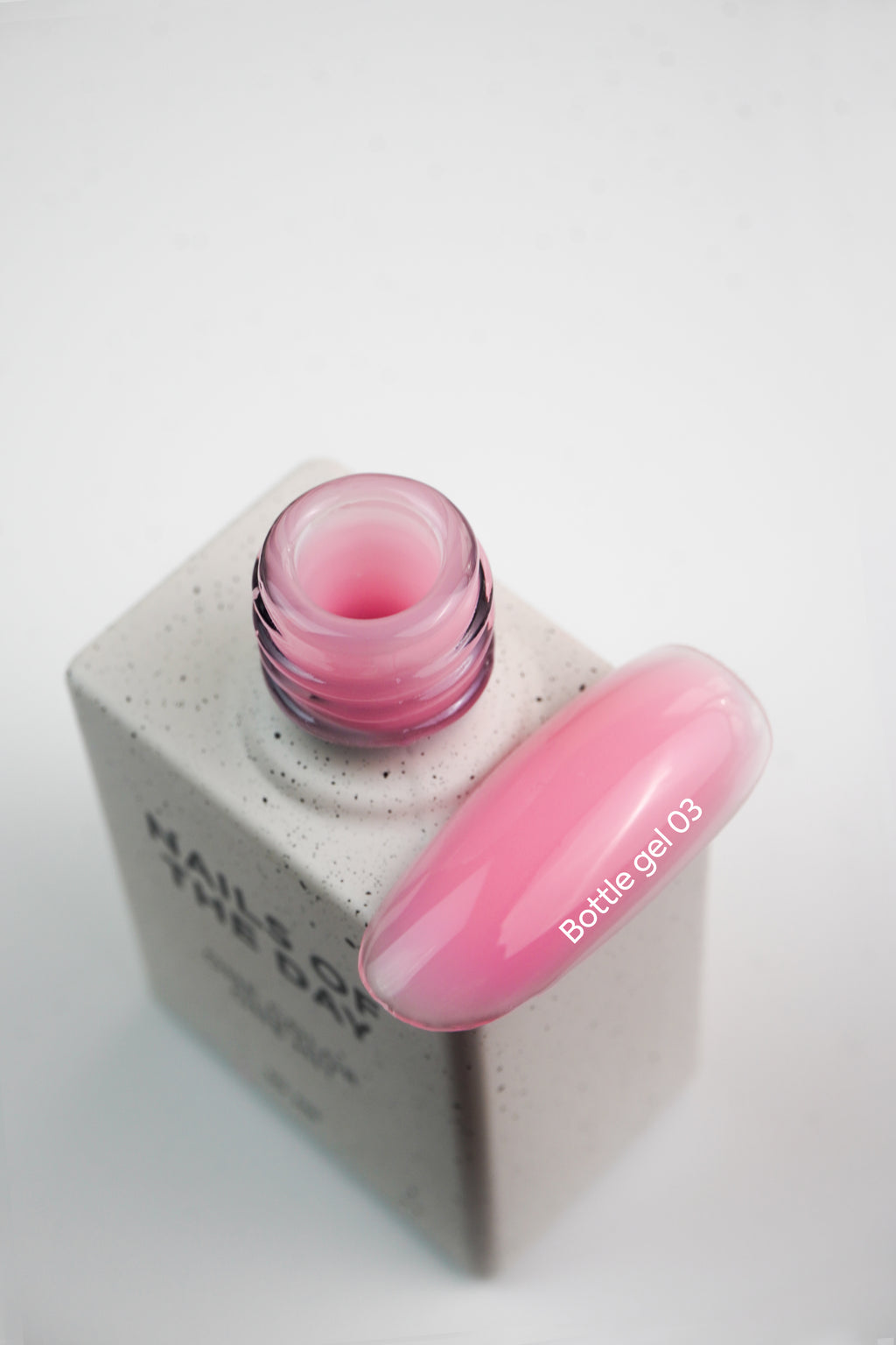 NAILSOFTHEDAY Bottle Gel 03 – zartrosa, extra starker Gel zur Nagelverstärkung.
