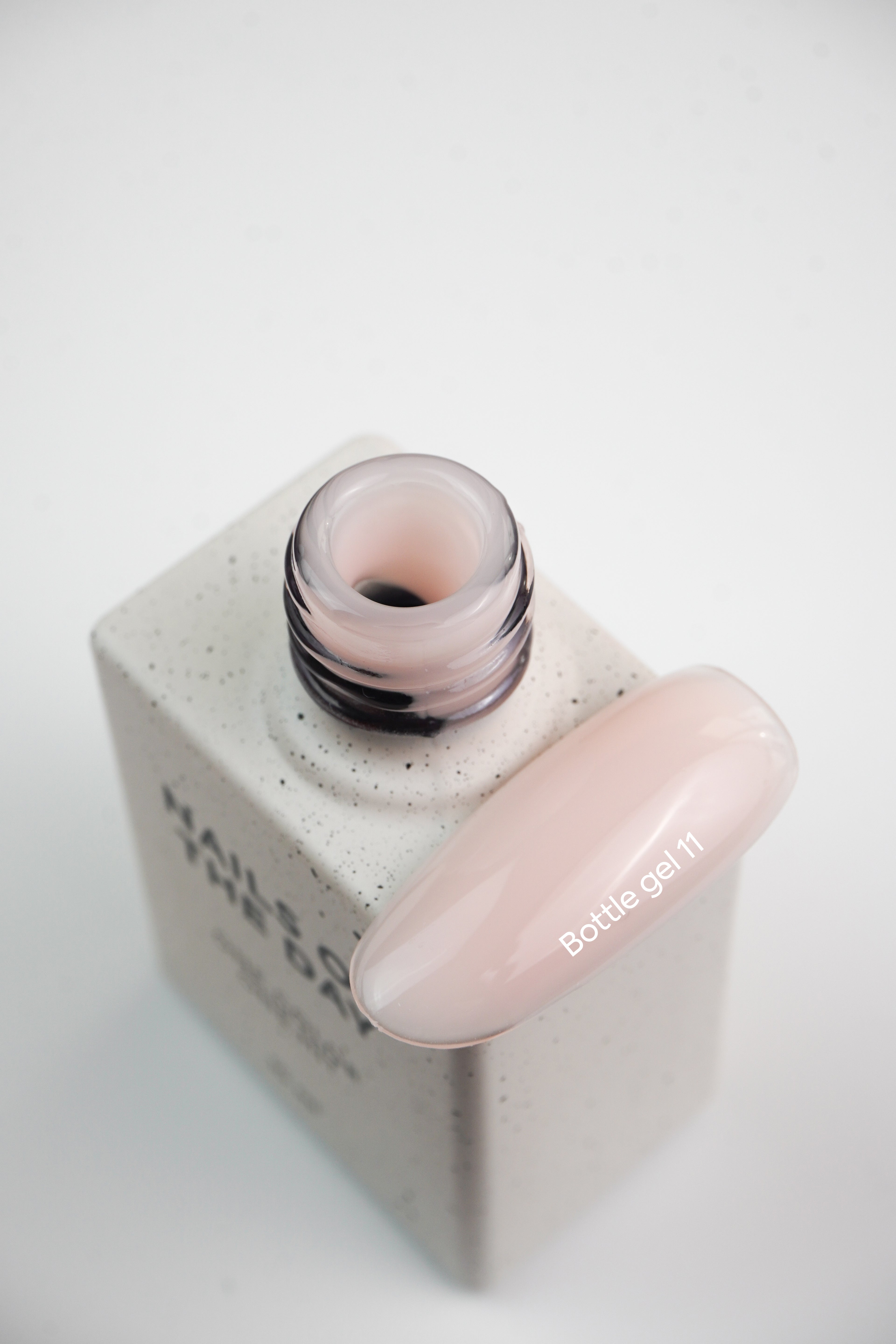 NAILSOFTHEDAY Bottle Gel 11 – milchig-rosafarbener, extra starker Gel für Nägel.