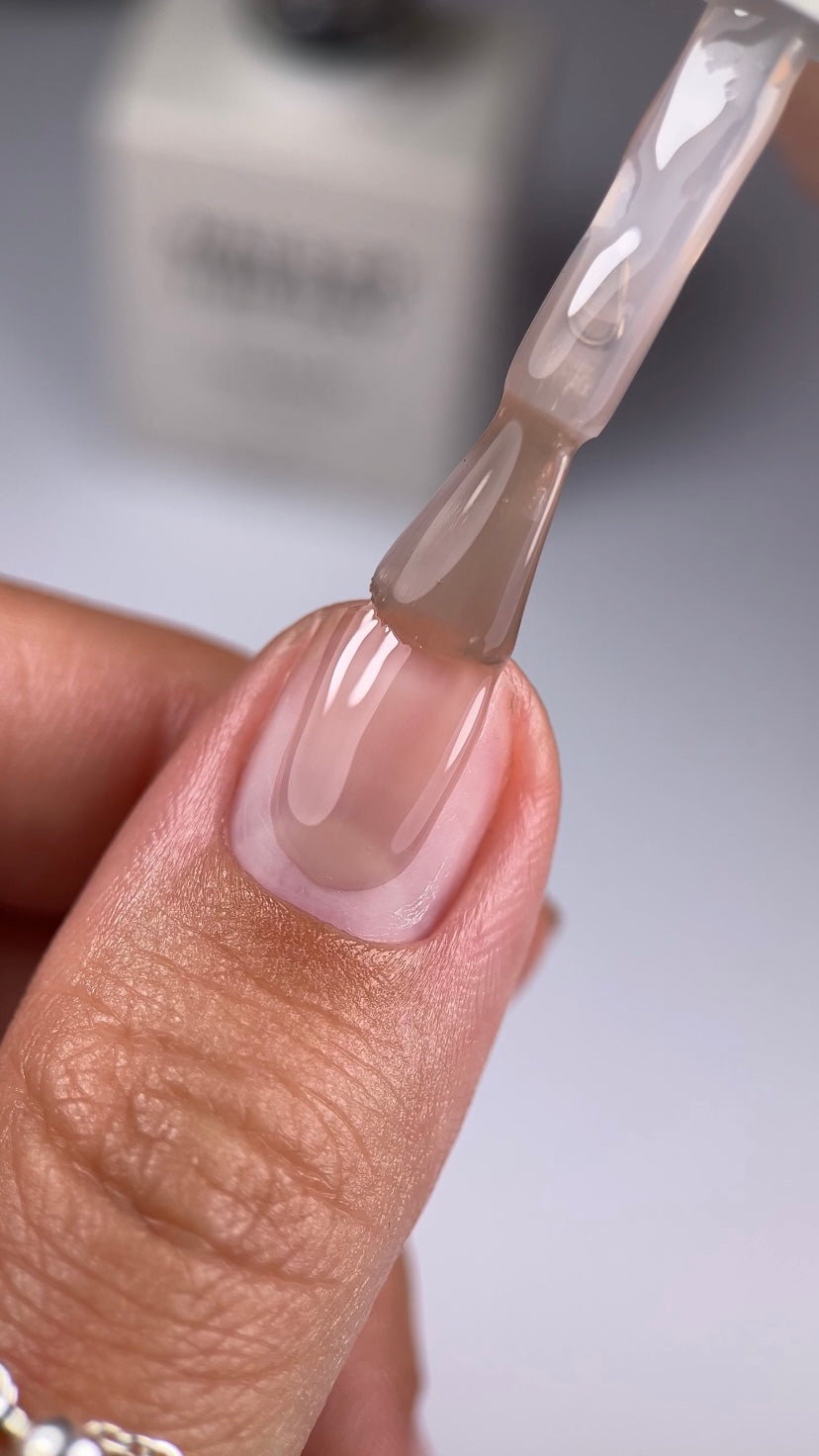 NAILSOFTHEDAY Cover Base 43 Light Pigment – base beige semi-transparente légèrement pigmentée pour les ongles, 10 ml.