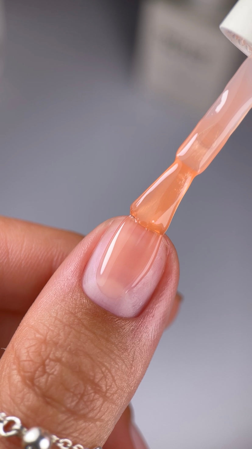 NAILSOFTHEDAY Cover Base 44 Light Pigment – leicht pigmentierte halbtransparente pfirsichfarbene Basisbeschichtung für Nägel, 10 ml.