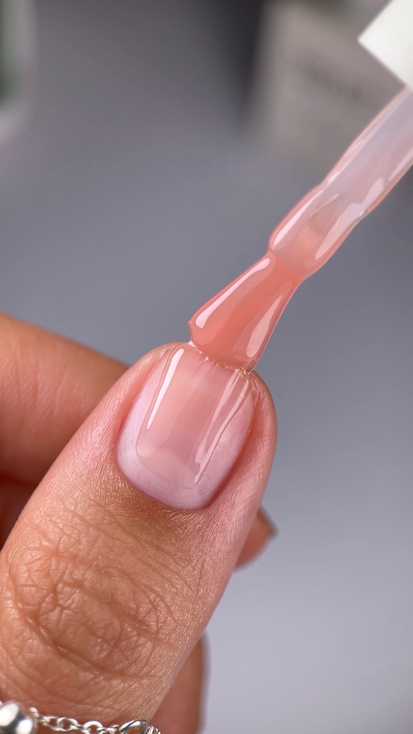 NAILSOFTHEDAY Cover Base 45 Light Pigment – Base coat semi-transparent légèrement pigmenté de couleur nude pour les ongles, 10 ml.