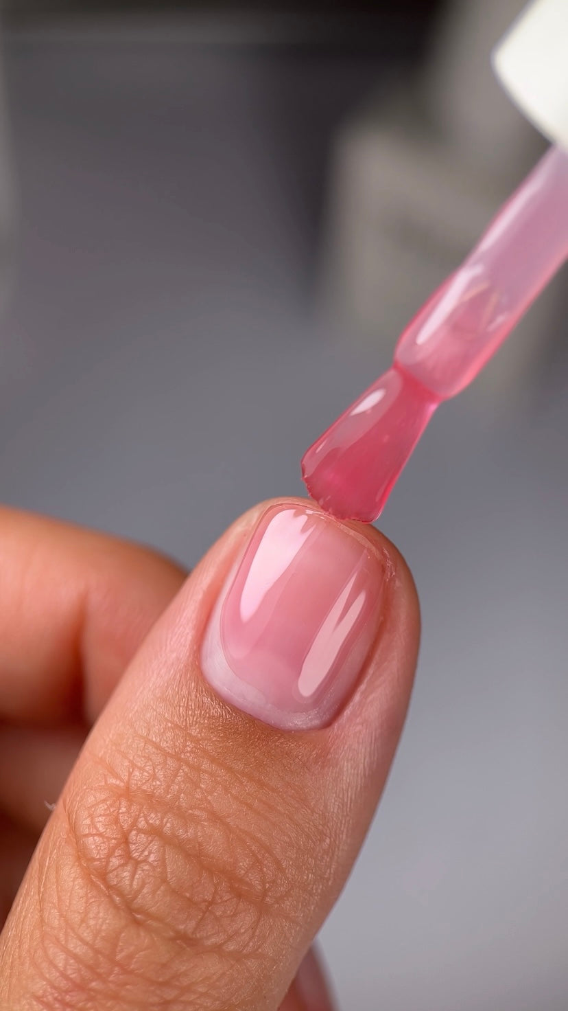 NAILSOFTHEDAY Cover Base 46 Light Pigment – couche de base semi-transparente légèrement pigmentée rose poudré pour les ongles, 10 ml.