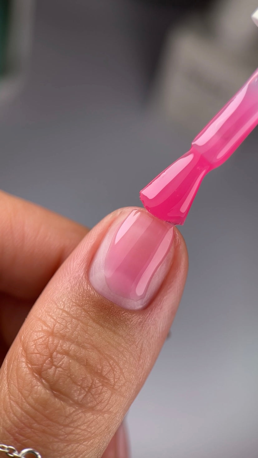 NAILSOFTHEDAY Cover Base 47 Light Pigment – leicht pigmentierte halbtransparente kräftig rosafarbene Basisbeschichtung für Nägel, 10 ml.