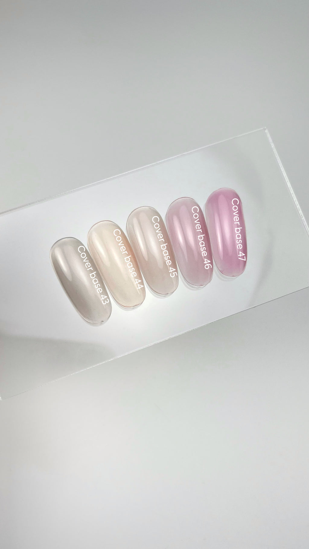 NAILSOFTHEDAY Cover Base 43 Light Pigment – base beige semi-transparente légèrement pigmentée pour les ongles, 10 ml.