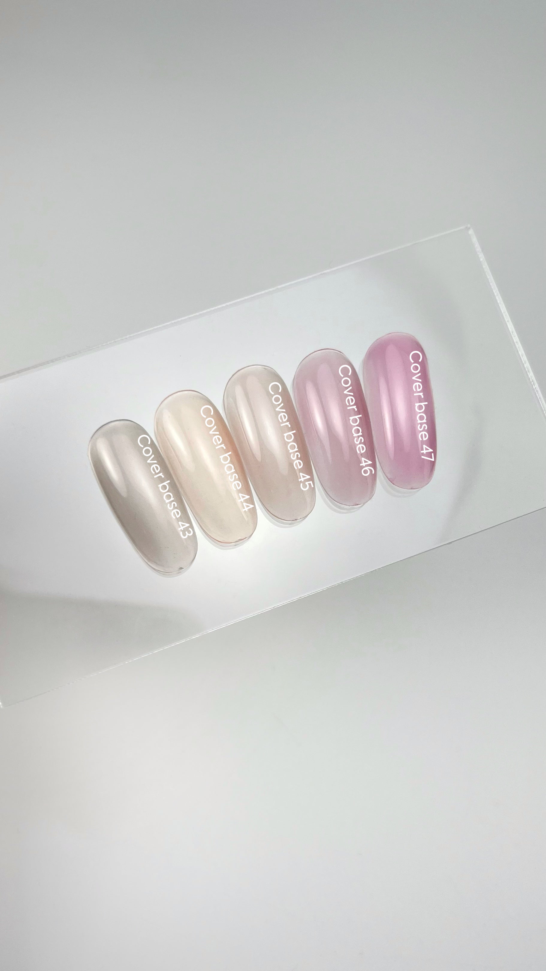 NAILSOFTHEDAY Cover Base 43 Light Pigment – base beige semi-transparente légèrement pigmentée pour les ongles, 10 ml.