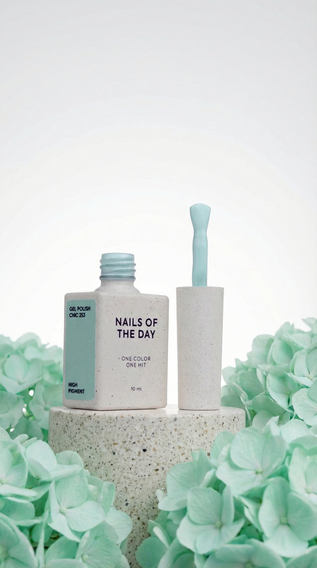 NAILSOFTHEDAY Gel Polish Chic 253 – pastell-türkisfarbener Gel-Nagellack, deckend in einer Schicht.