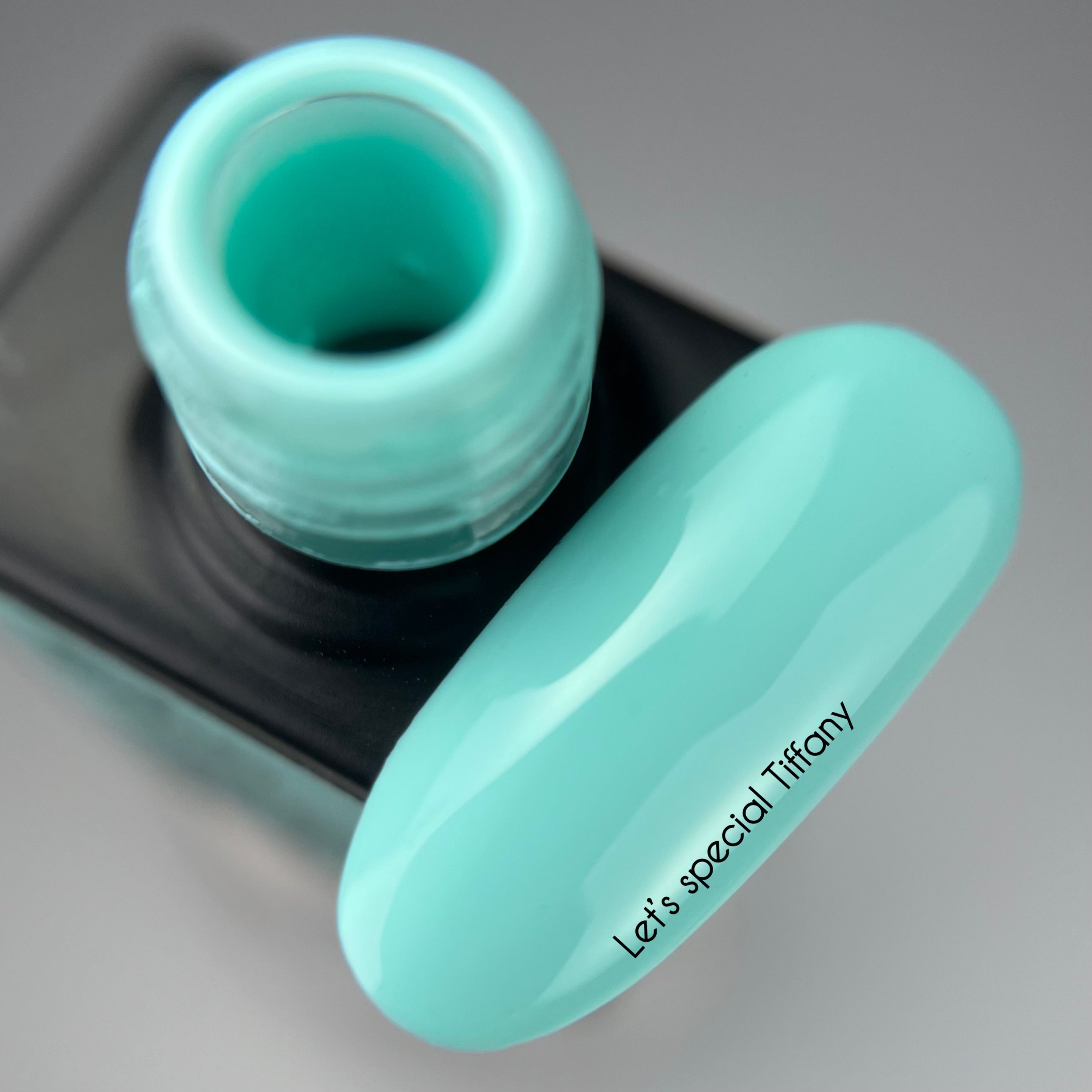 NAILSOFTHEDAY Gel Polish Tiffany – zart türkisfarbener Gel-Nagellack, deckend in einer Schicht.