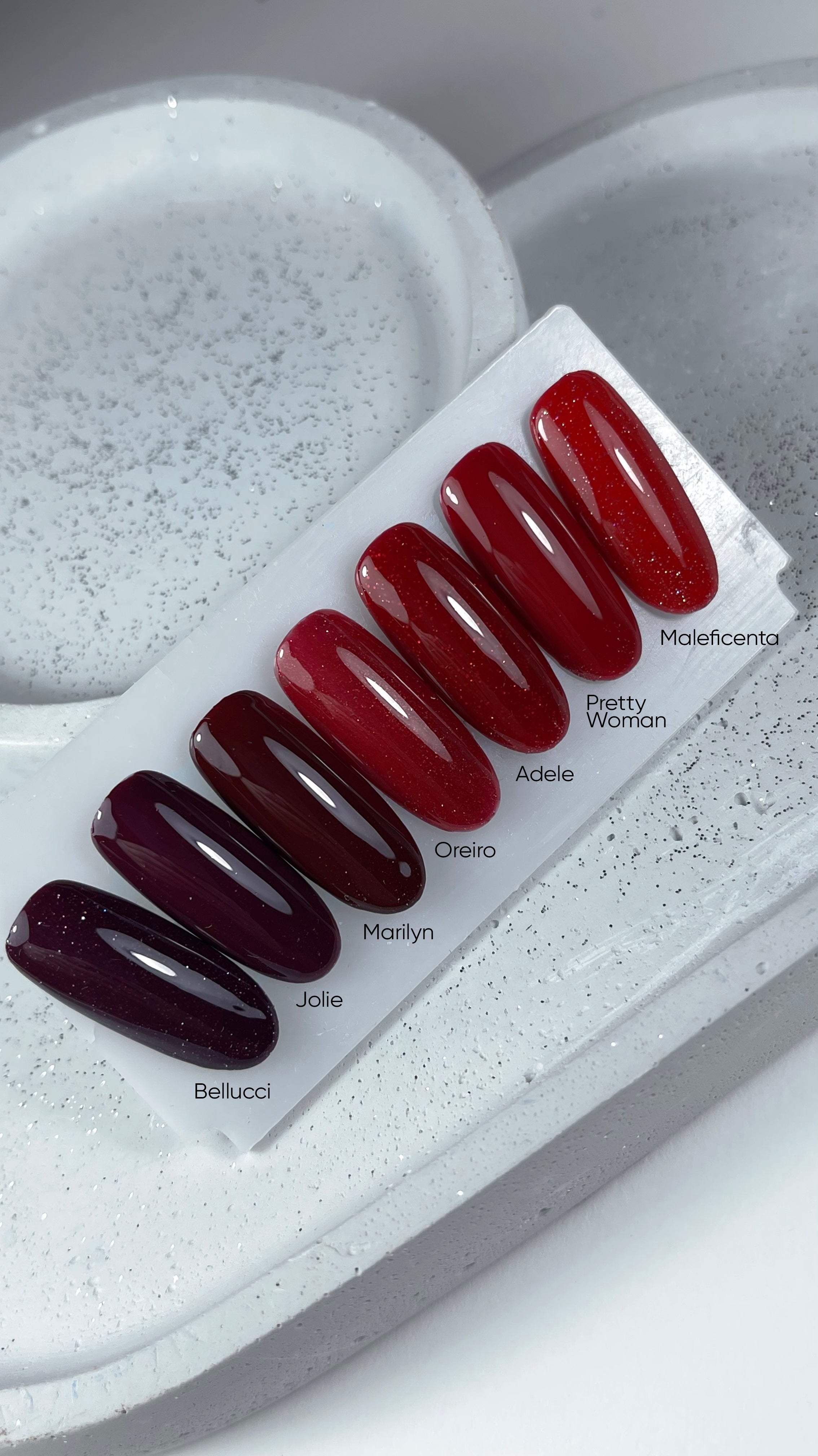 NAILSOFTHEDAY Gel Polish Jolie – marsalafarbener Gel-Nagellack, deckend in einer Schicht.
