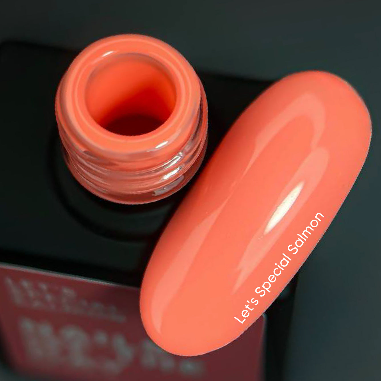 NAILSOFTHEDAY Gel Polish Salmon – lachsfarbener Gel-Nagellack, deckend in einer Schicht.