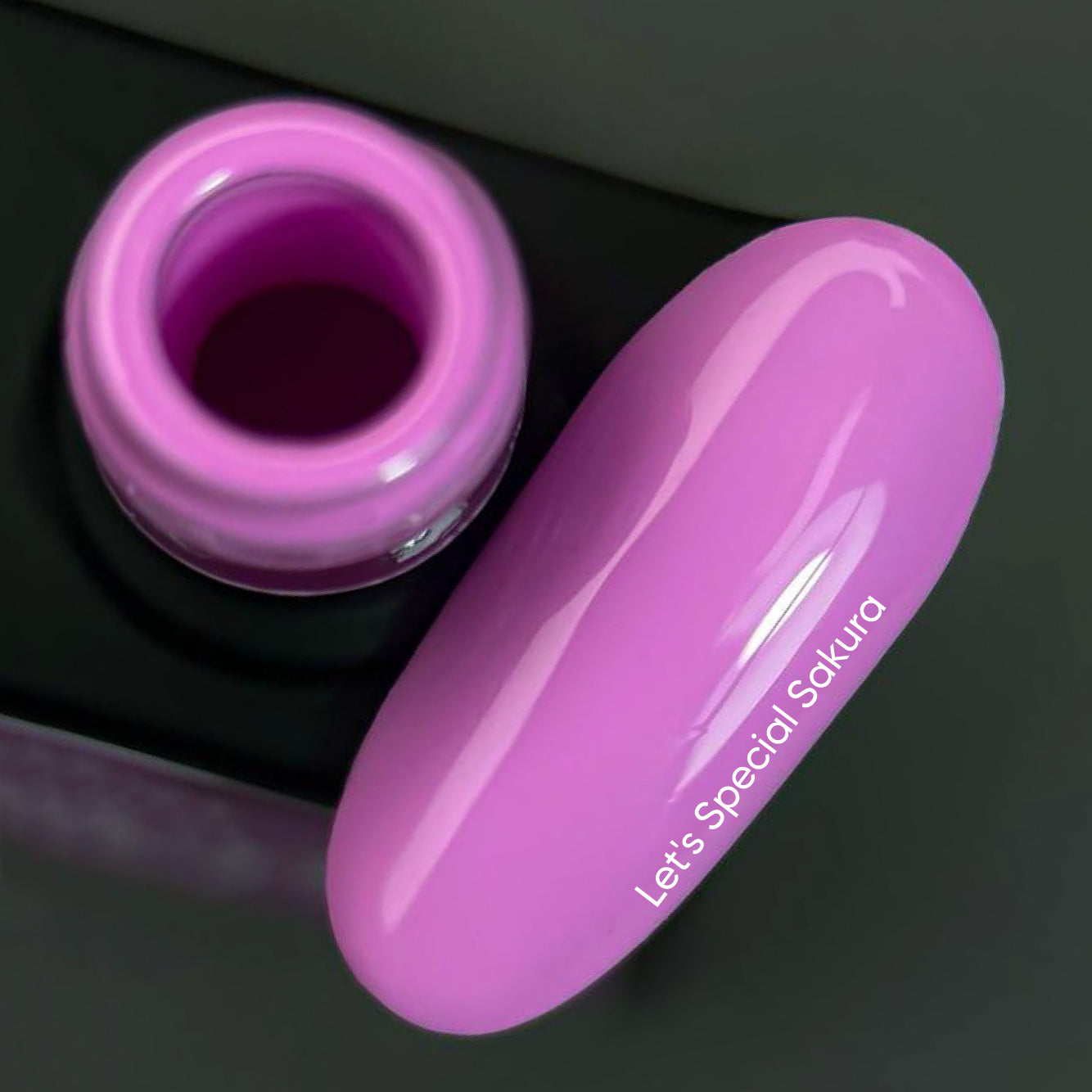 NAILSOFTHEDAY Gel Polish Sakura – vernis gel violet pastel, couvrant en une couche.