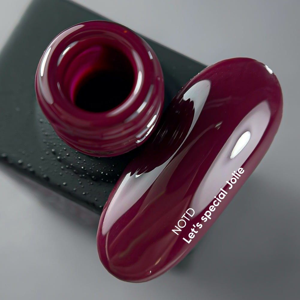 NAILSOFTHEDAY Gel Polish Jolie – marsalafarbener Gel-Nagellack, deckend in einer Schicht.
