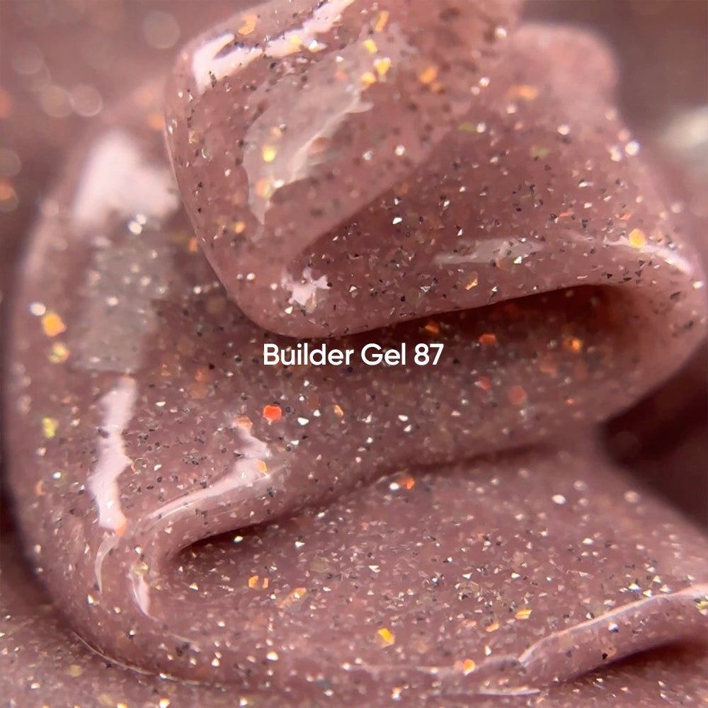 NAILSOFTHEDAY Builder Gel 87 – gel de construction nude chaud, réfléchissant la lumière avec un chatoiement opalescent pour l'extension des ongles.