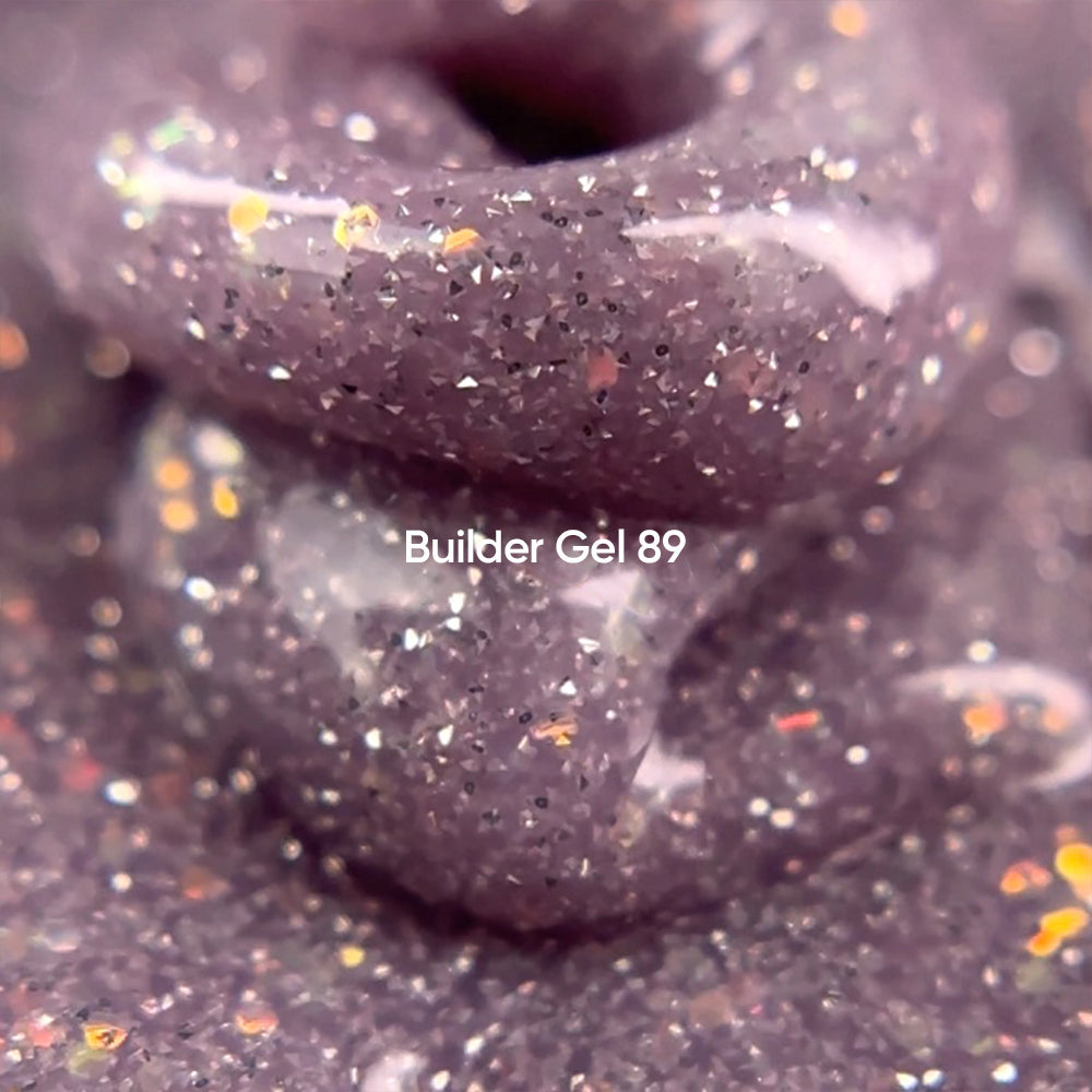 NAILSOFTHEDAY Builder Gel 89 – gel de construction lavande froid, réfléchissant la lumière, avec un éclat opalescent pour l'extension des ongles.
