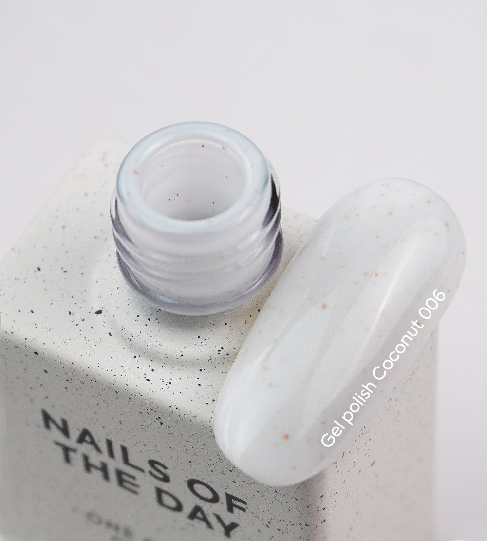 Vernis gel NAILSOFTHEDAY Coconut – vernis gel blanc laiteux avec des feuilles d'or, opaque en une seule couche.