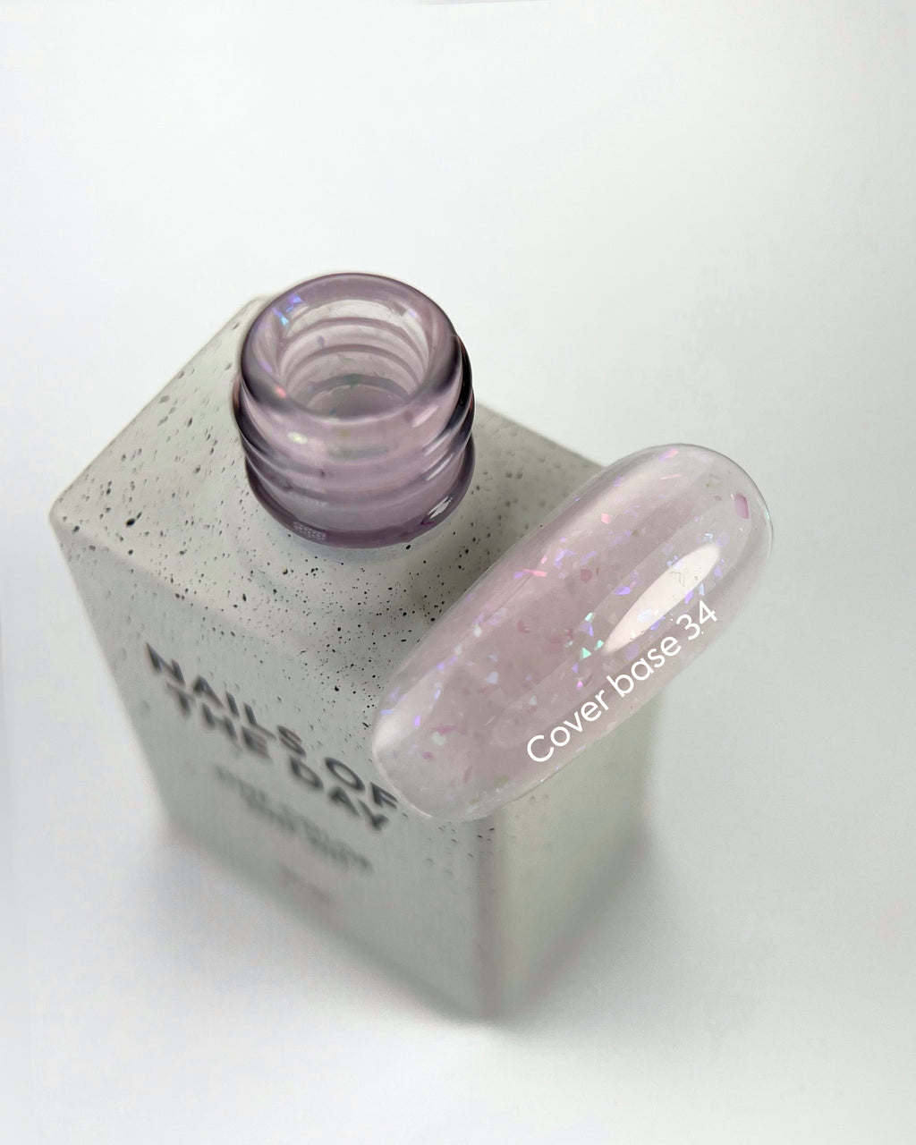 NAILSOFTHEDAY Cover Base 34 Potal – Base coat rose pâle avec feuilles de Potal holographiques pour ongles, 10 ml.
