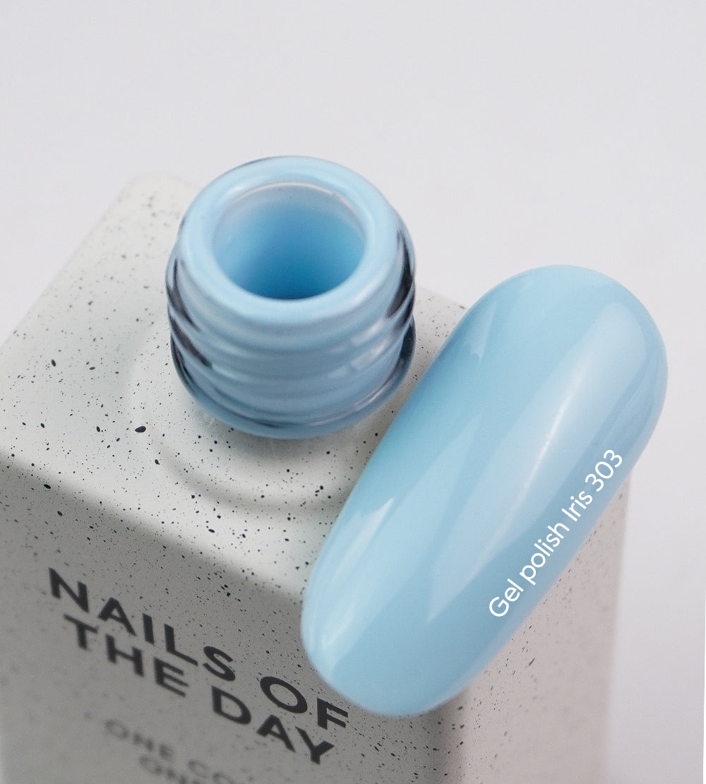 Vernis semi-permanent NAILSOFTHEDAY Iris – vernis gel bleu ciel, couvrant en une couche.