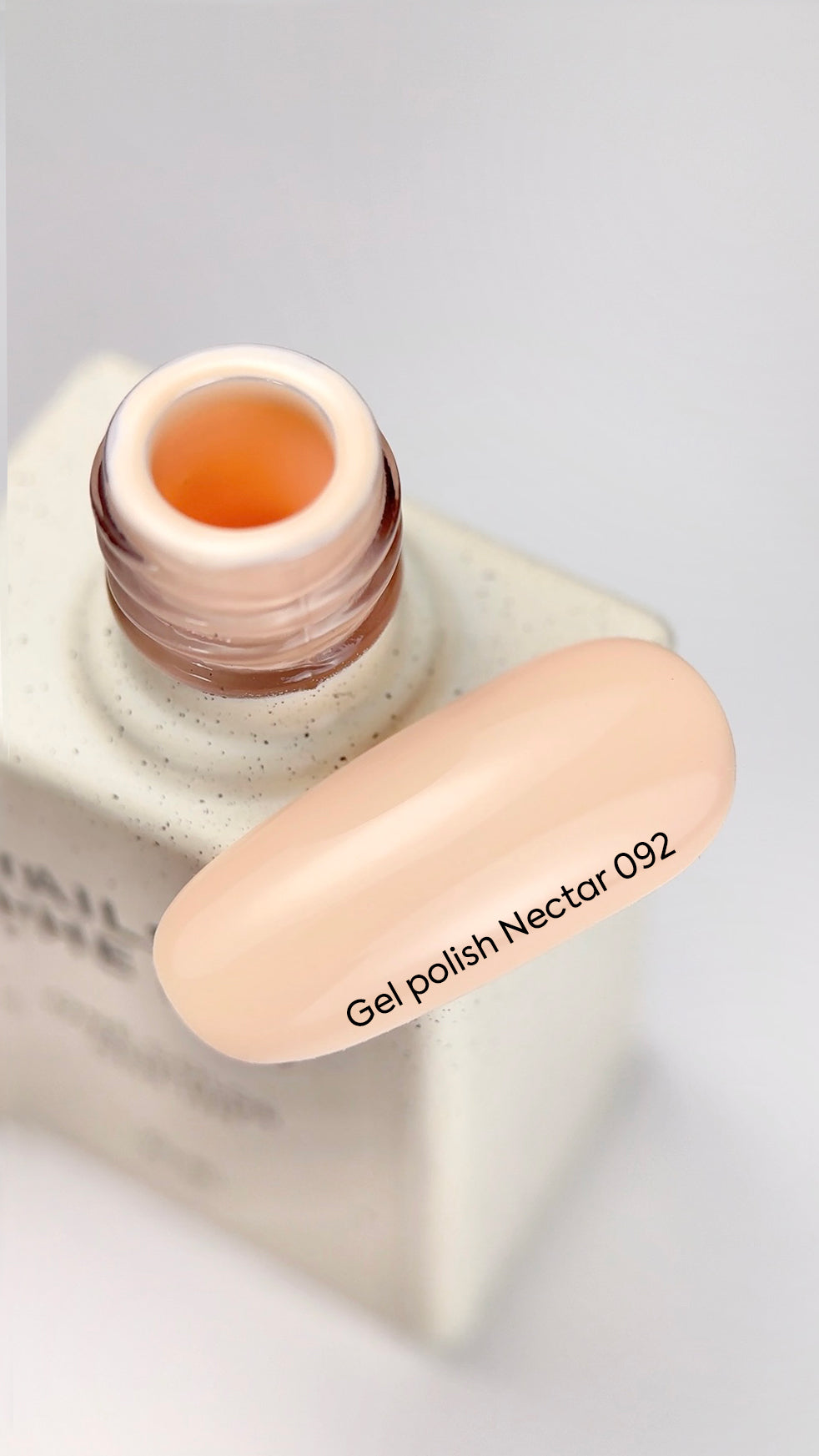 NAILSOFTHEDAY Gel Polish Nectar 092 – pastell-pfirsichfarbener Gel-Nagellack, deckend in einer Schicht.