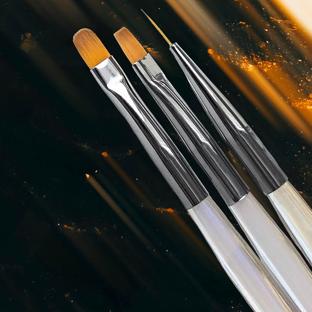 NAILSOFTHENIGHT Nail Art Brush Square – Nail art brush with a flat shape and comfortable, transparent handle with a shimmering effect.