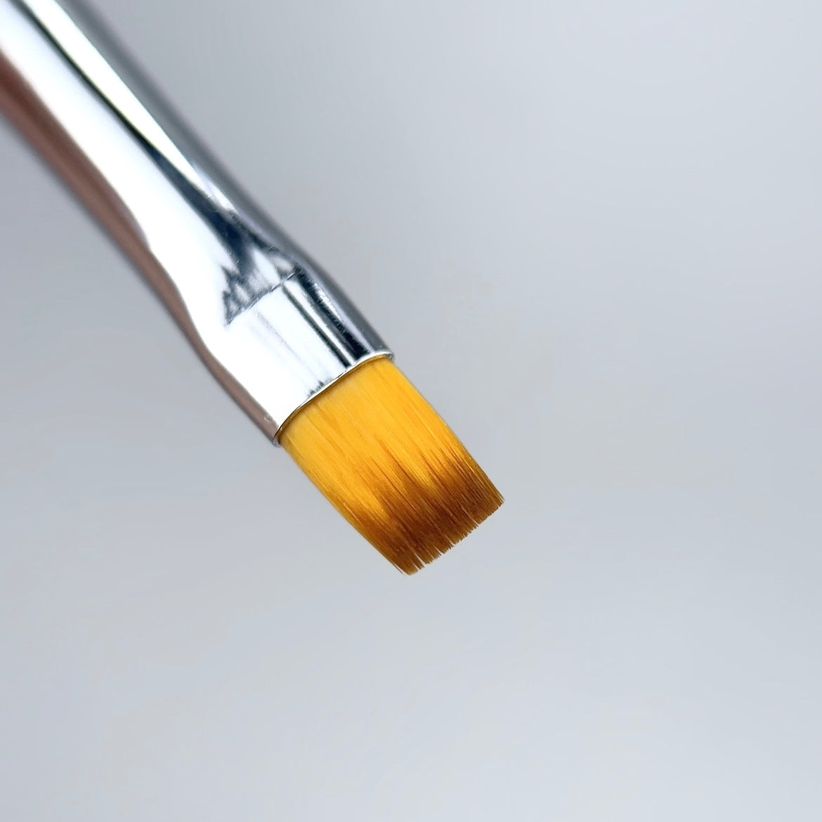 NAILSOFTHENIGHT Nail Art Brush Square – Nail art brush with a flat shape and comfortable, transparent handle with a shimmering effect.