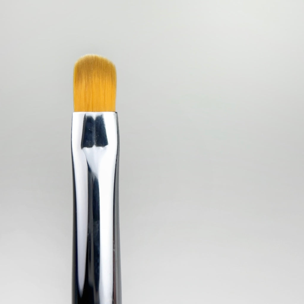 NAILSOFTHEDAY Nail Art Brush Oval – Nailart-Pinsel mit ovaler Form und komfortablem transparentem Griff mit schimmerndem Effekt.