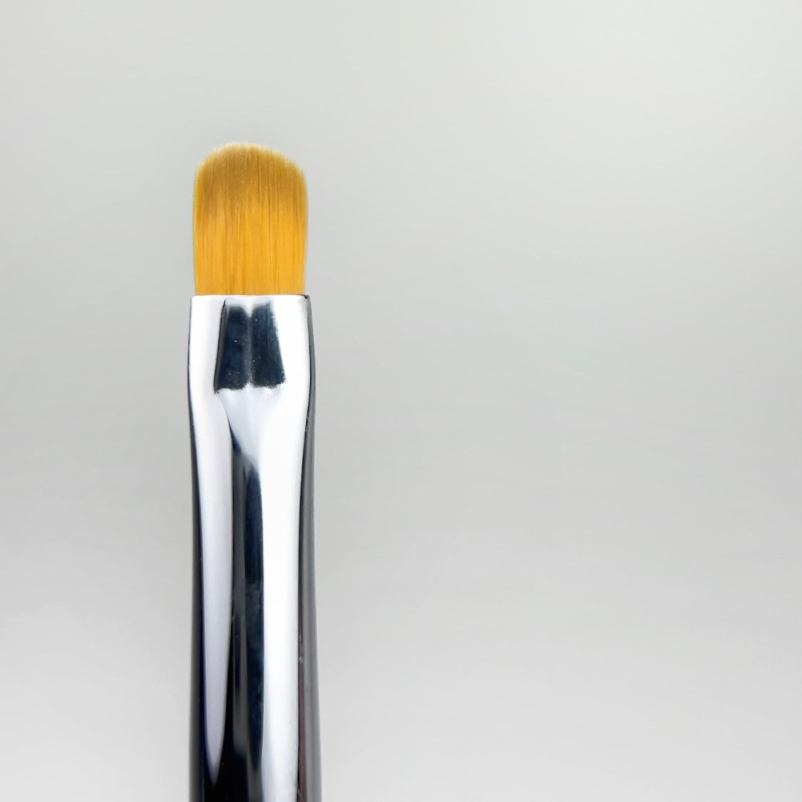 NAILSOFTHEDAY Nail Art Brush Oval - Nail art brush with an oval shape and a comfortable, transparent handle with a shimmering effect.
