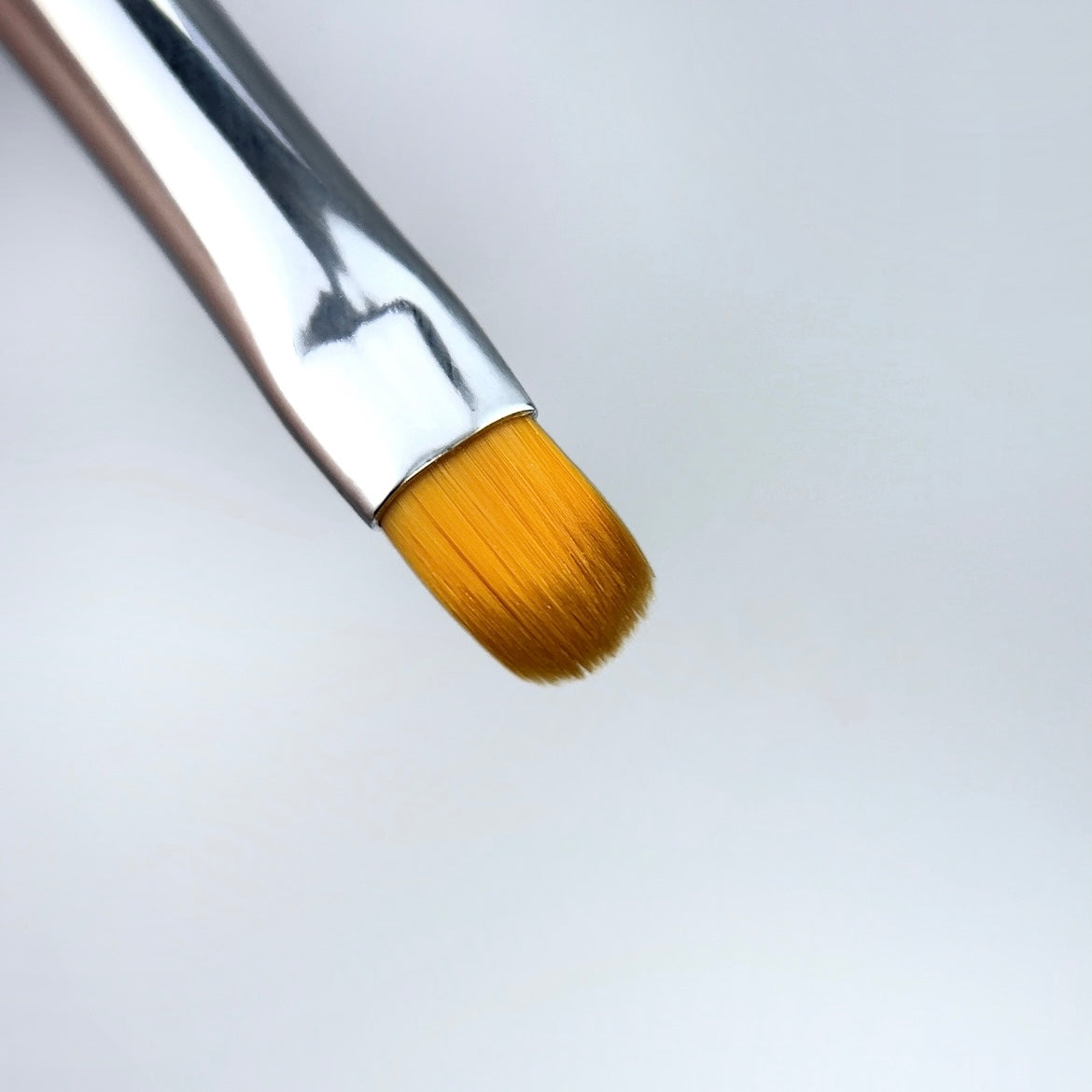 NAILSOFTHEDAY Nail Art Brush Oval - Nail art brush with an oval shape and a comfortable, transparent handle with a shimmering effect.
