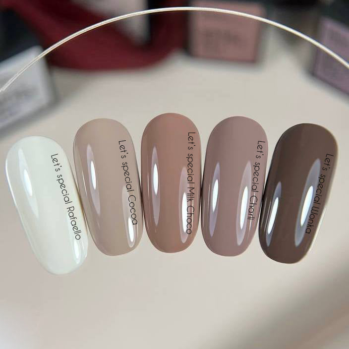 NAILSOFTHEDAY Gel Polish Milk Choco – un vernis à ongles semi-permanent marron chocolat chaud, opaque en une seule couche.